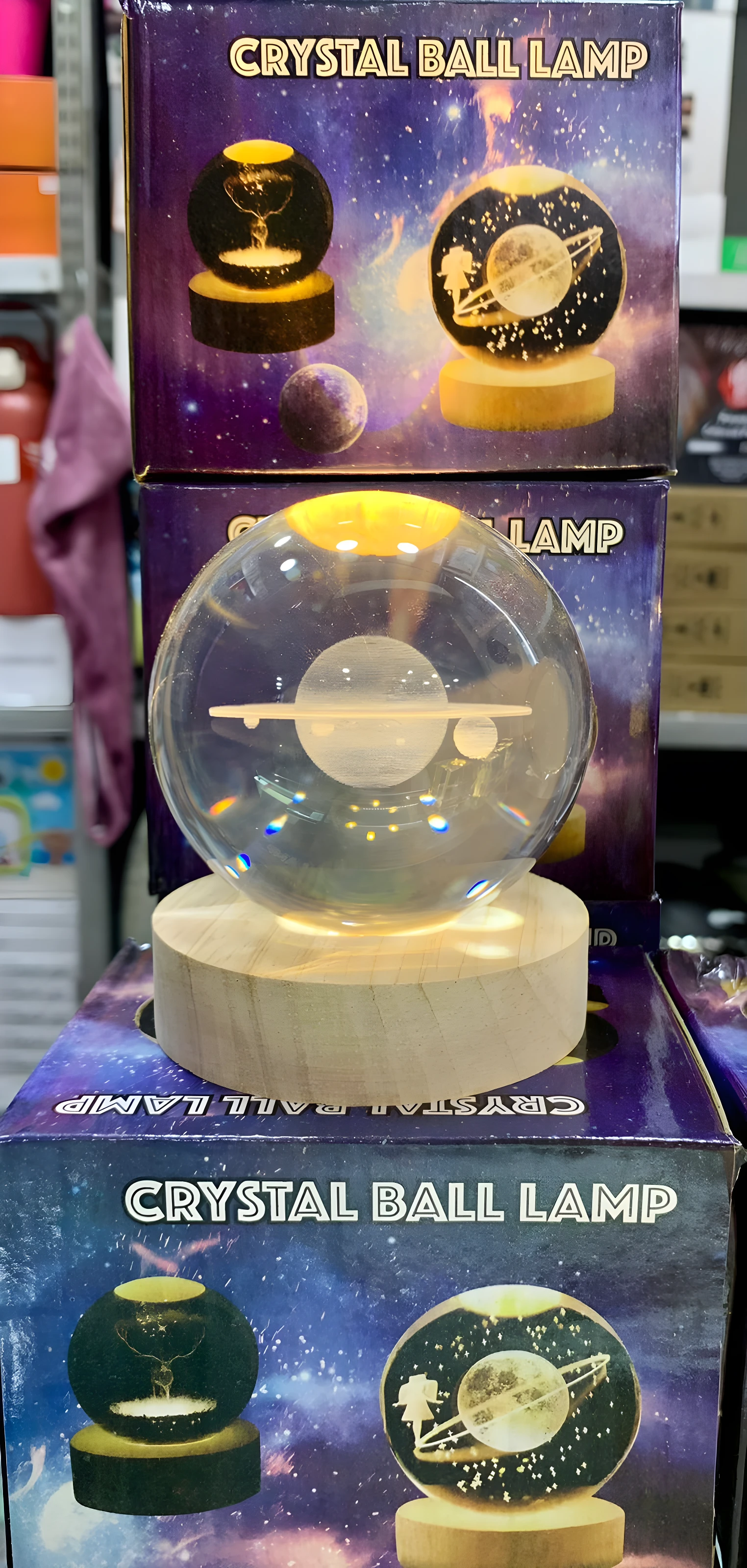 Lámpara de noche bola de cristal 3D con escena planetaria y base de madera iluminada.
