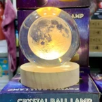 Lámpara de noche bola de cristal 3D con diseño de luna y base de madera, luz cálida.