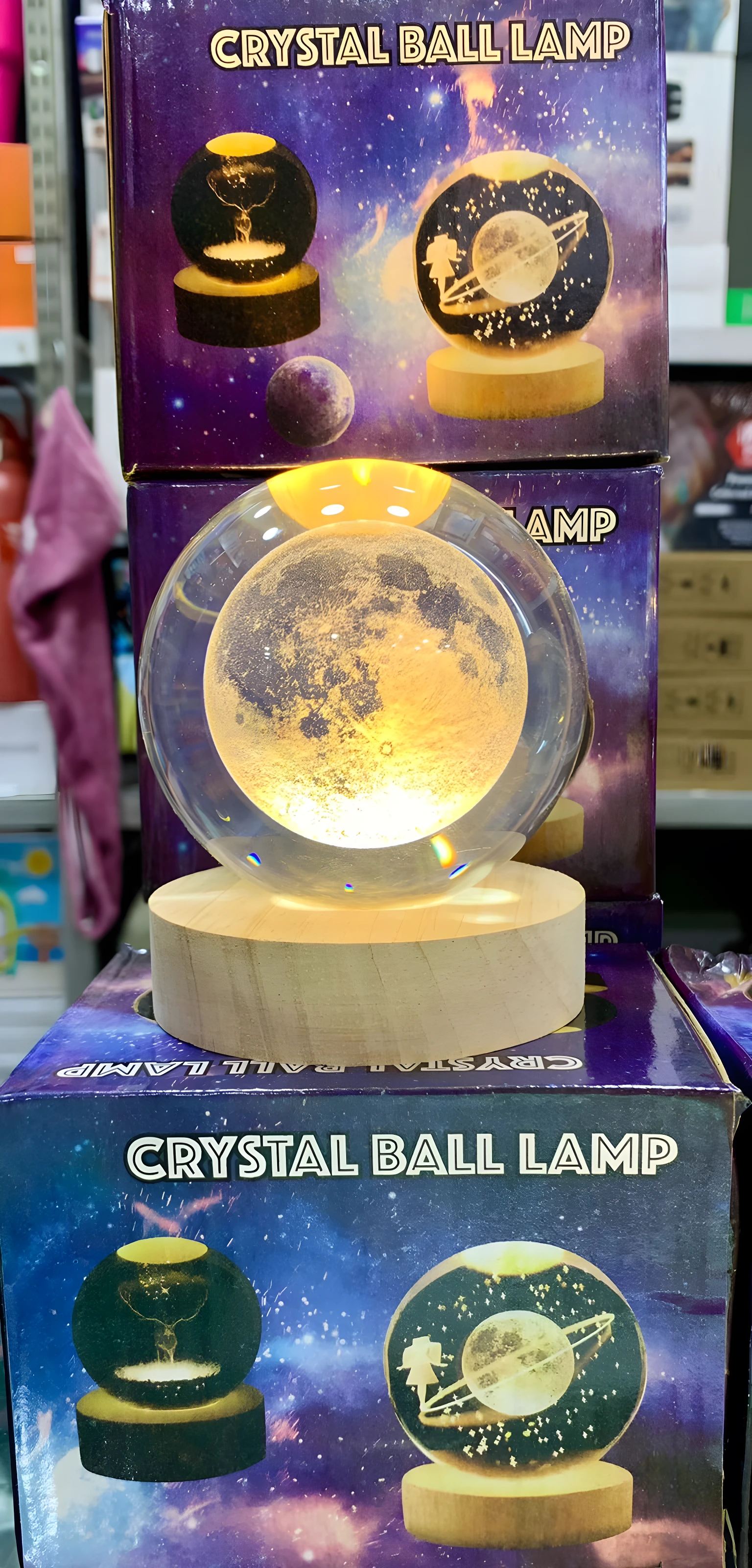 Lámpara de noche bola de cristal 3D con diseño de luna y base de madera, luz cálida.