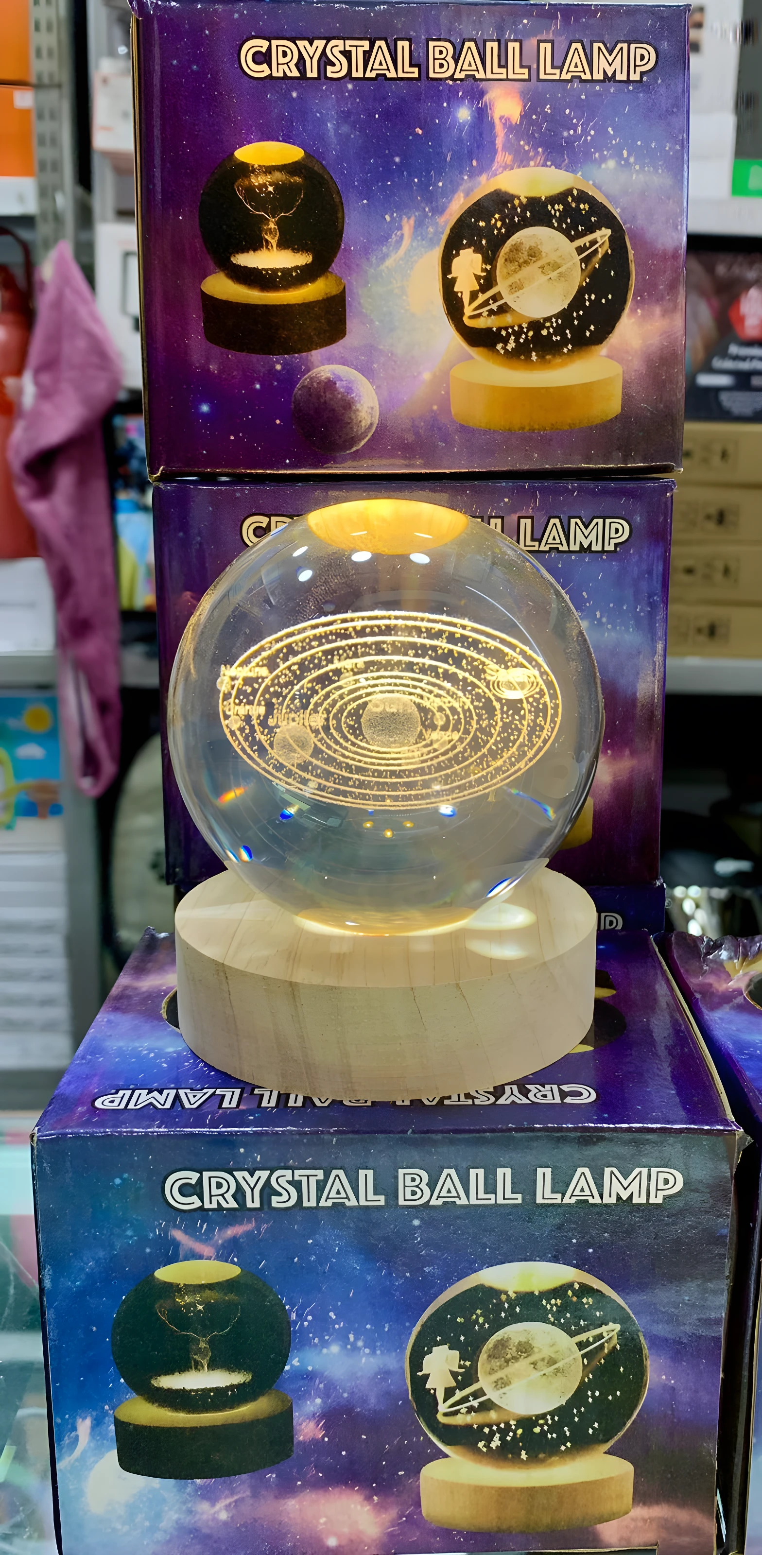 Lámpara de noche esfera cristal 3D sistema solar, base madera, luz cálida, fondo morado galaxia.