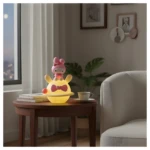 Lámpara led infantil Kawaii de Kuromi sentada en una esfera amarilla, decorando una mesa auxiliar.