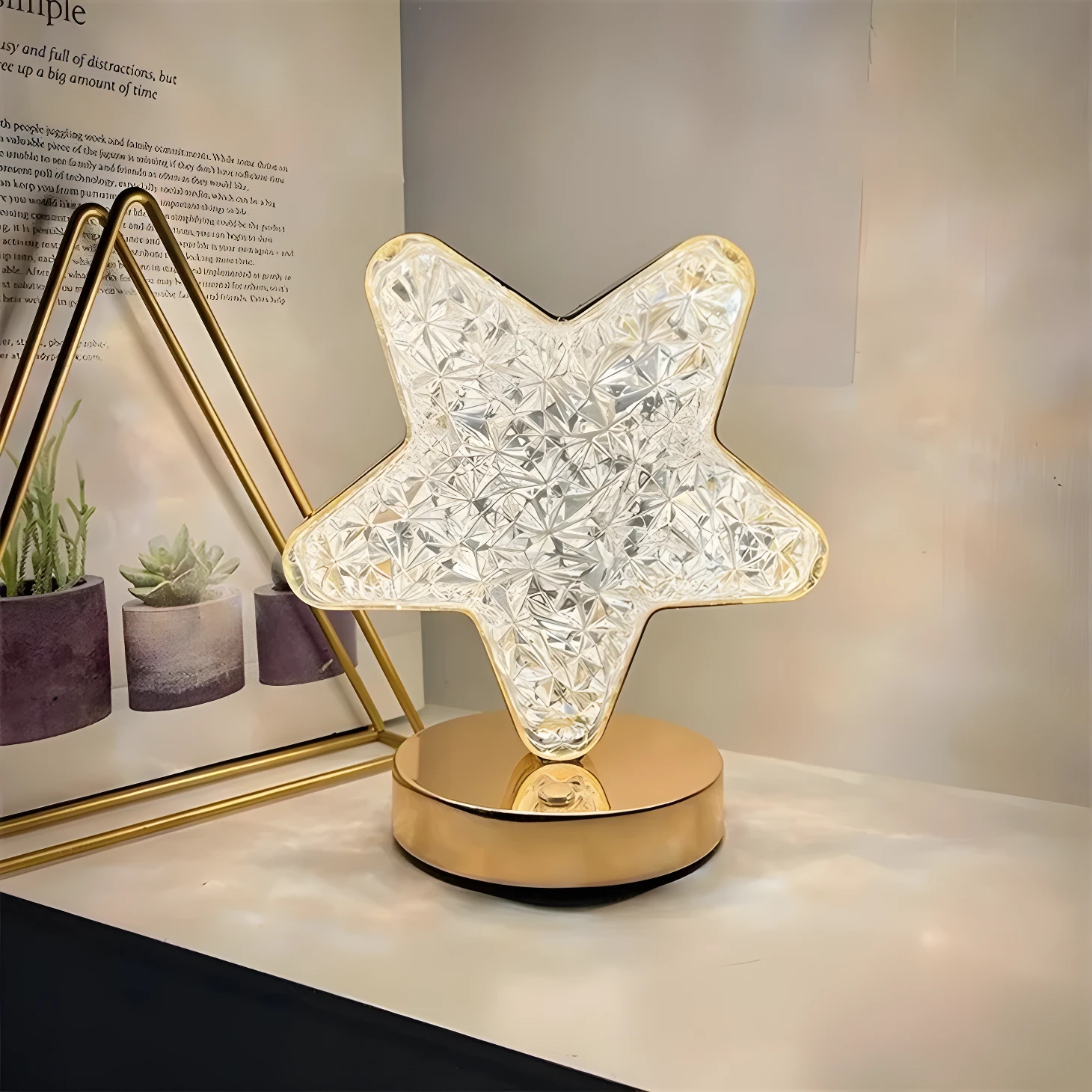 Lámpara estrella LED dorada con base brillante, ilumina y relaja espacios infantiles.