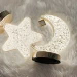 Lámpara LED forma de luna y estrella, diseño moderno con base dorada, ideal para dormitorio infantil, luz tenue.