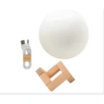Lámpara de luna LED de 15cm en blanco, con base de madera y cable USB, ideal para crear ambientes relajantes.