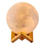 Lámpara LED luna 15cm con base de madera, luz cálida y texturas lunares.