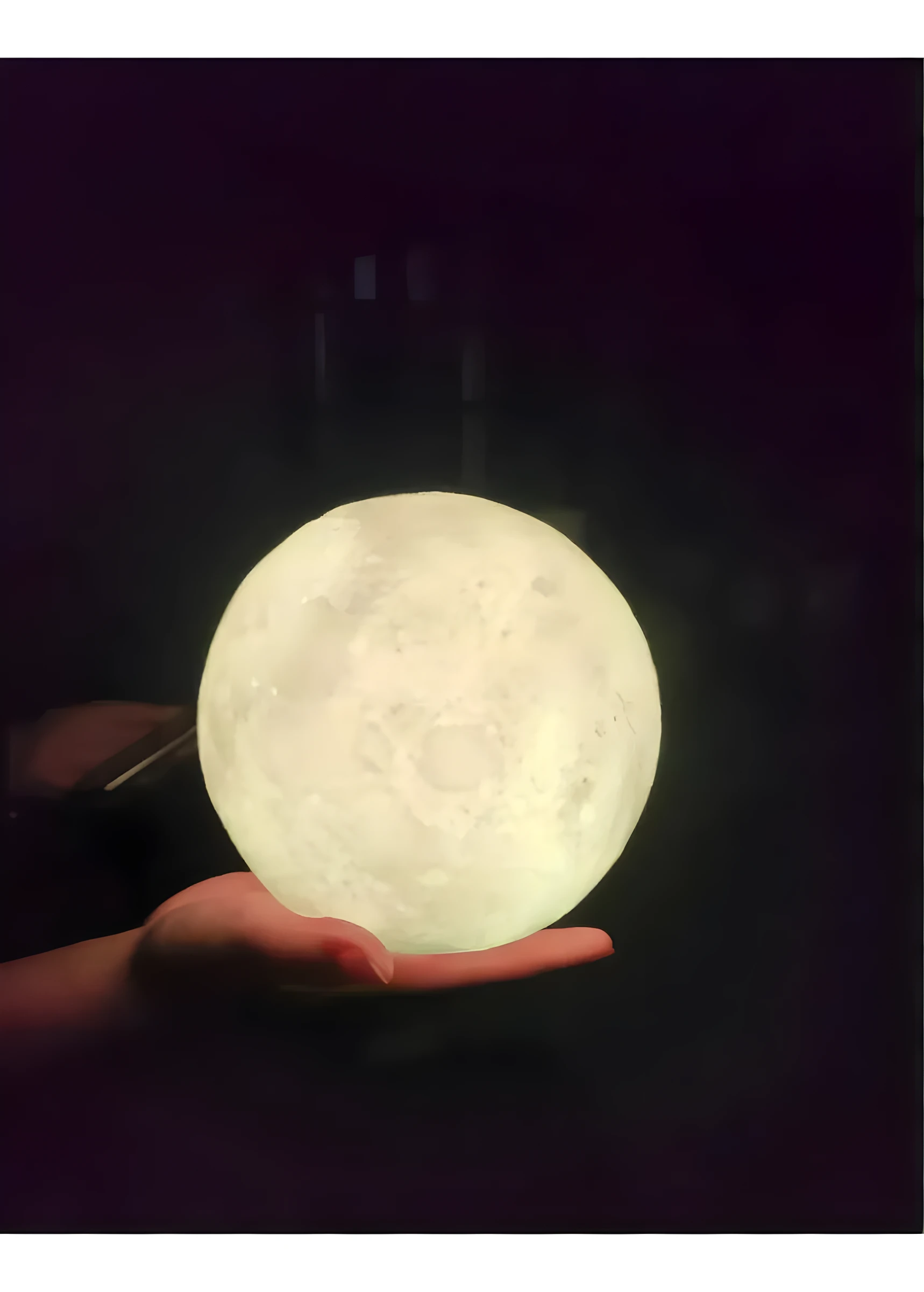 Lámpara LED luna 15cm, 16 colores, posada en mano, ideal para decoración y ambiente relajante.