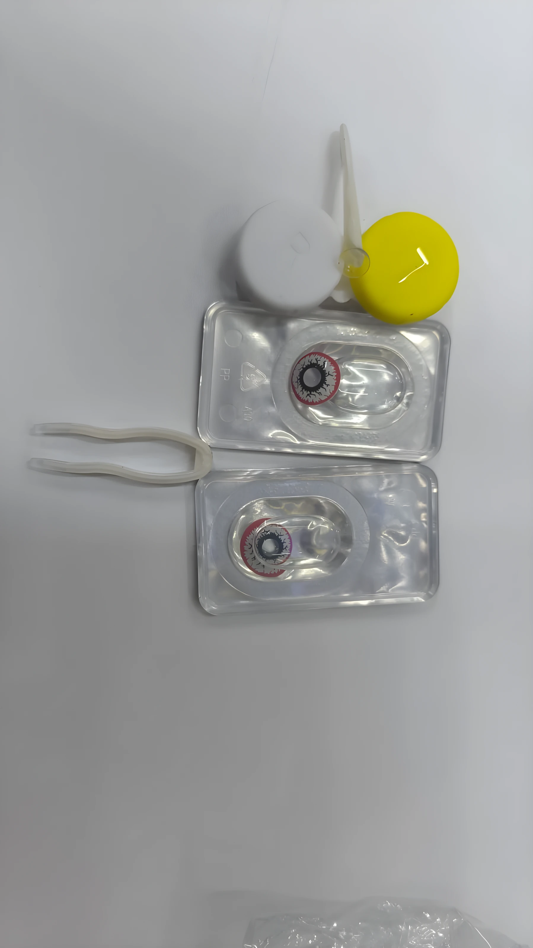 Set x2 lentes de contacto de fantasía tipo ojo con pinza y estuches.