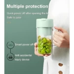Licuadora portátil verde con vaso transparente lleno de trozos de kiwi y mano sujetándola. Muestra protecciones "Smart power off" y "Anti accidental injury device".