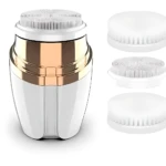 Limpiador facial sónico blanco y dorado con tres cabezales de silicona y cerdas para piel radiante.