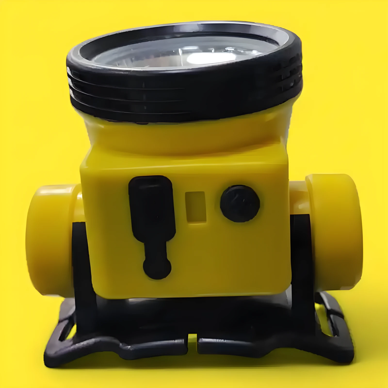 Linterna frontal LED recargable amarilla, con base negra, ideal para exteriores y resistente al agua.