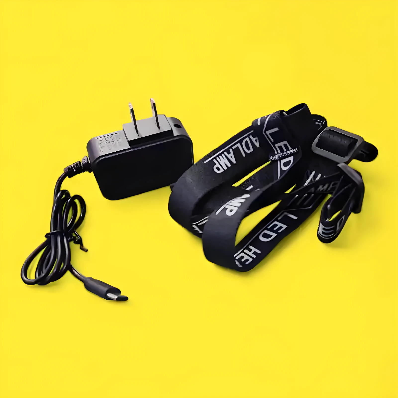 Linterna frontal LED negra con banda ajustable y cargador tipo C, para exteriores.