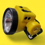 Linterna frontal LED amarilla para exteriores, recargable y resistente al agua, con banda ajustable negra.