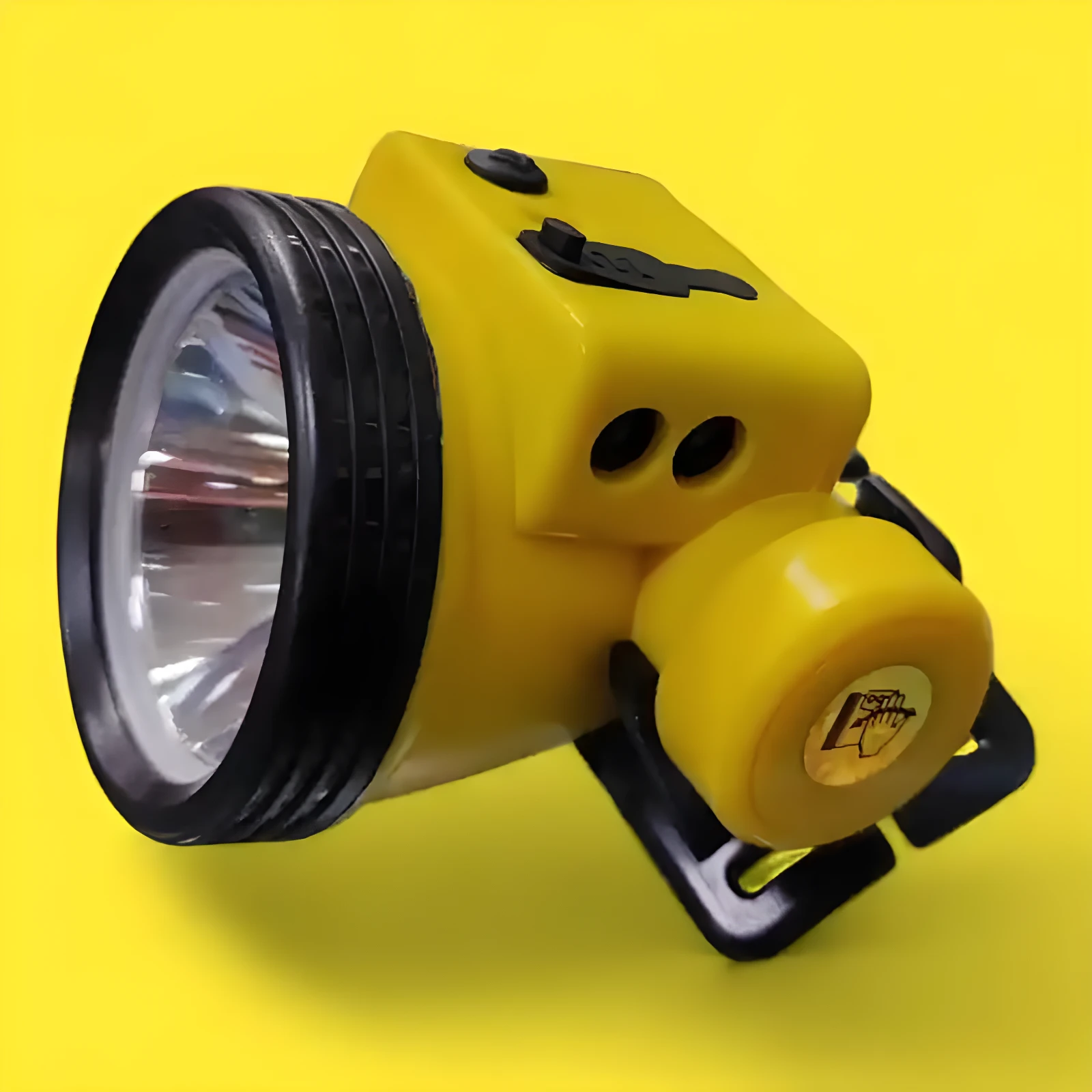 Linterna frontal LED amarilla para exteriores, recargable y resistente al agua, con banda ajustable negra.