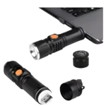Linterna táctica ST-515 negra conectada a laptop, con zoom y tapa USB.