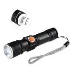 Linterna LED táctica negra con zoom y correa, detalle del interruptor naranja.