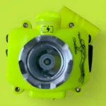 Linterna minera acuática Ak3511 color verde neón, con diseño de buzo y símbolo de carga.