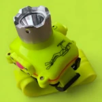 Linterna minera acuática Ak3511, verde fluorescente, con dibujo de buzo y banda ajustable para cabeza.