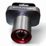 Linterna LED Nanotec NT-L3185, metálica negra con lente roja, ideal para exteriores y visión a larga distancia.