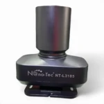 Linterna LED Nanotec NT-L3185 negra, diseño cilíndrico metálico con base y logo plateado, ideal para exteriores.
