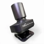 Linterna LED Nano-Tec NT-L3185 negra inclinada, muestra texto y base.