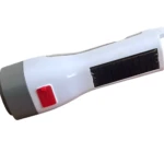 Linterna blanca y gris con panel solar y puerto USB rojo, ideal para emergencias.