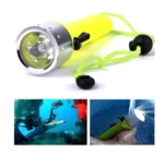Linterna de buceo amarilla con cordón, utilizada en exploración submarina y pruebas de agua.