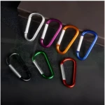 Set de 7 mosquetones tipo D en colores surtidos: plateado, morado, naranja, azul, negro, verde y rojo. Ideal para llaveros.