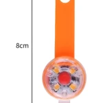 Llavero LED naranja con ojal, mide 8 cm de alto y 3 cm de ancho.