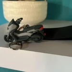 Llavero 3D Yamaha NMAX gris y negro en forma de scooter, con argolla metálica y cinta negra.