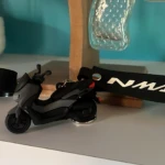Set x2 llaveros 3D Yamaha NMAX en silicona negra y gris, modelo scooter.