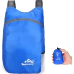 Mochila plegable azul expandible, resistente al agua, ideal para viajes y actividades al aire libre.