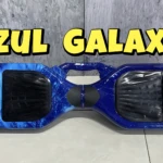 Patineta eléctrica autoequilibrada azul galaxi con luces LED, ideal para niños, fondo texturizado.