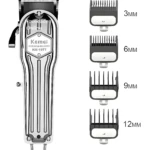Cortadora de cabello Kemei KM-1977 inalámbrica de acabado metálico plateado, con cuatro peines guía incluidos de 3, 6, 9 y 12 milímetros.