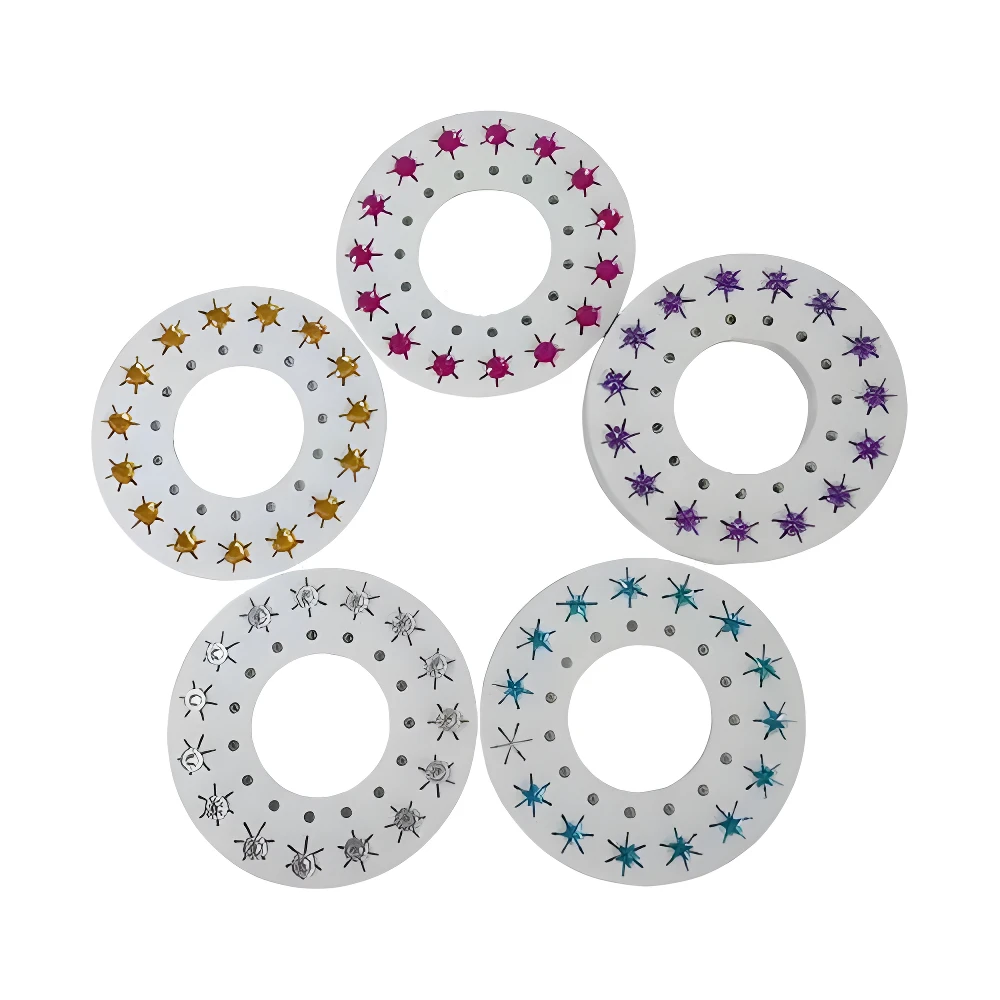 Cinco discos circulares blancos con gemas brillantes en colores fucsia, morado, dorado, plateado y azul, accesorios para máquina decoradora de cabello.