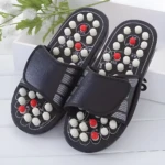 Sandalias masajeadoras de pies Zo negras con 3 puntos rojos de acupresión cada una.