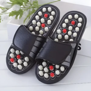 Sandalias masajeadoras de pies Zo negras con 3 puntos rojos de acupresión cada una.