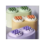 Masajeador de pies manual con rodillos en forma de oso, disponible en verde, naranja y morado, para relajación.