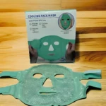 Mascarilla facial de hidrogel verde para aliviar hinchazón y ojeras, reutilizable y adaptable.