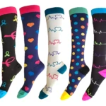 Set x2 medias de compresión, diseños variados de cintas, corazones y puntos, con puntas y bordes de colores vivos.