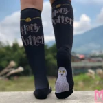 Medias de compresión negras, largo hasta la rodilla, con diseño de "Harry Potter" y un búho blanco.