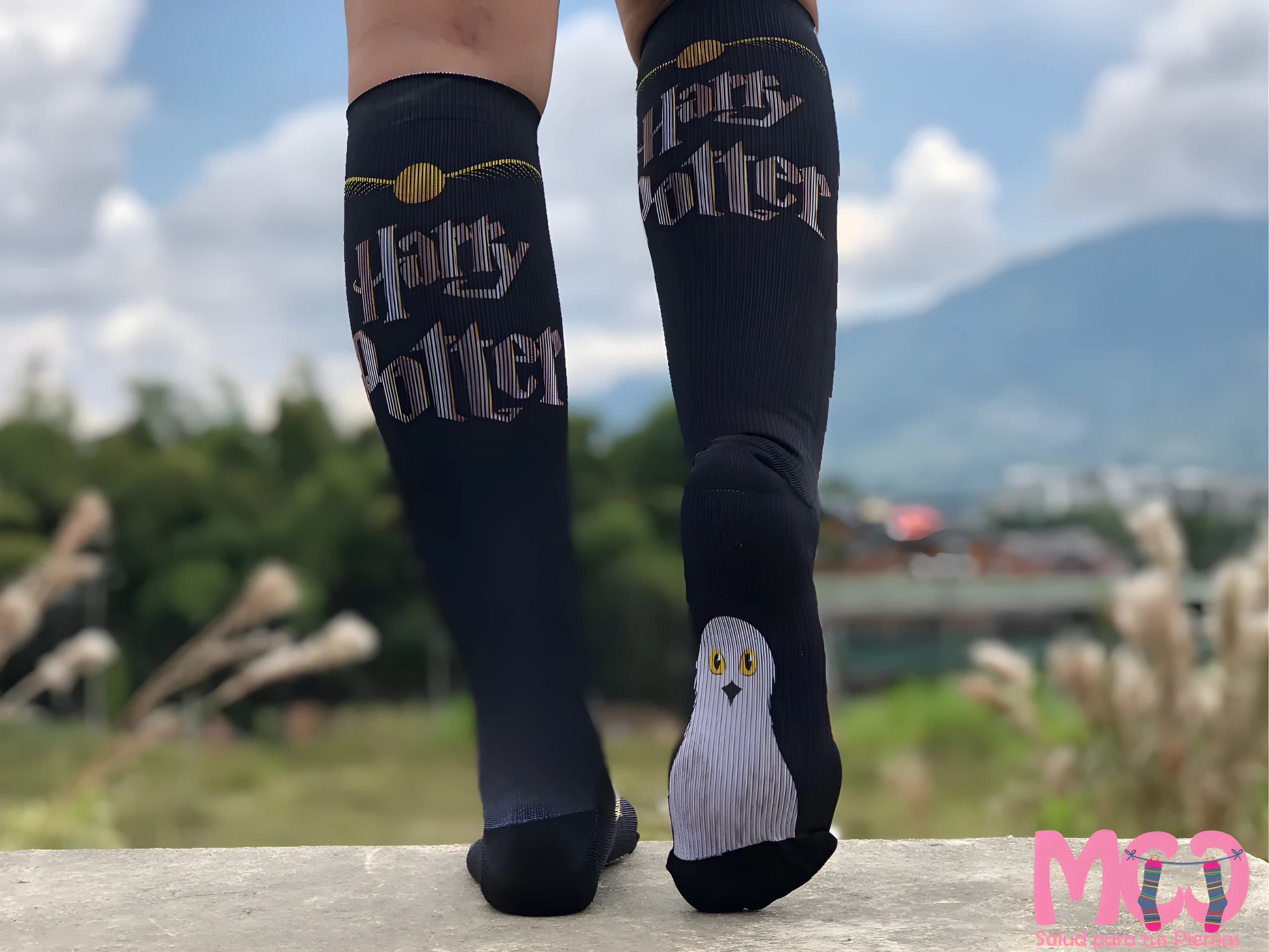 Medias de compresión negras, largo hasta la rodilla, con diseño de "Harry Potter" y un búho blanco.