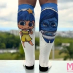 Medias de compresión para mujer con diseño de Joy y Tristeza de Intensamente, hasta la rodilla, blancas y azules.