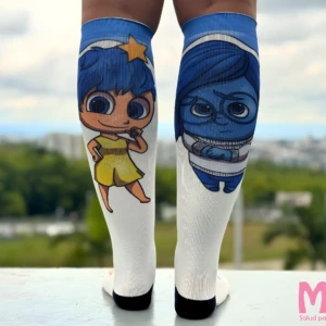 Medias de compresión para mujer con diseño de Joy y Tristeza de Intensamente, hasta la rodilla, blancas y azules.