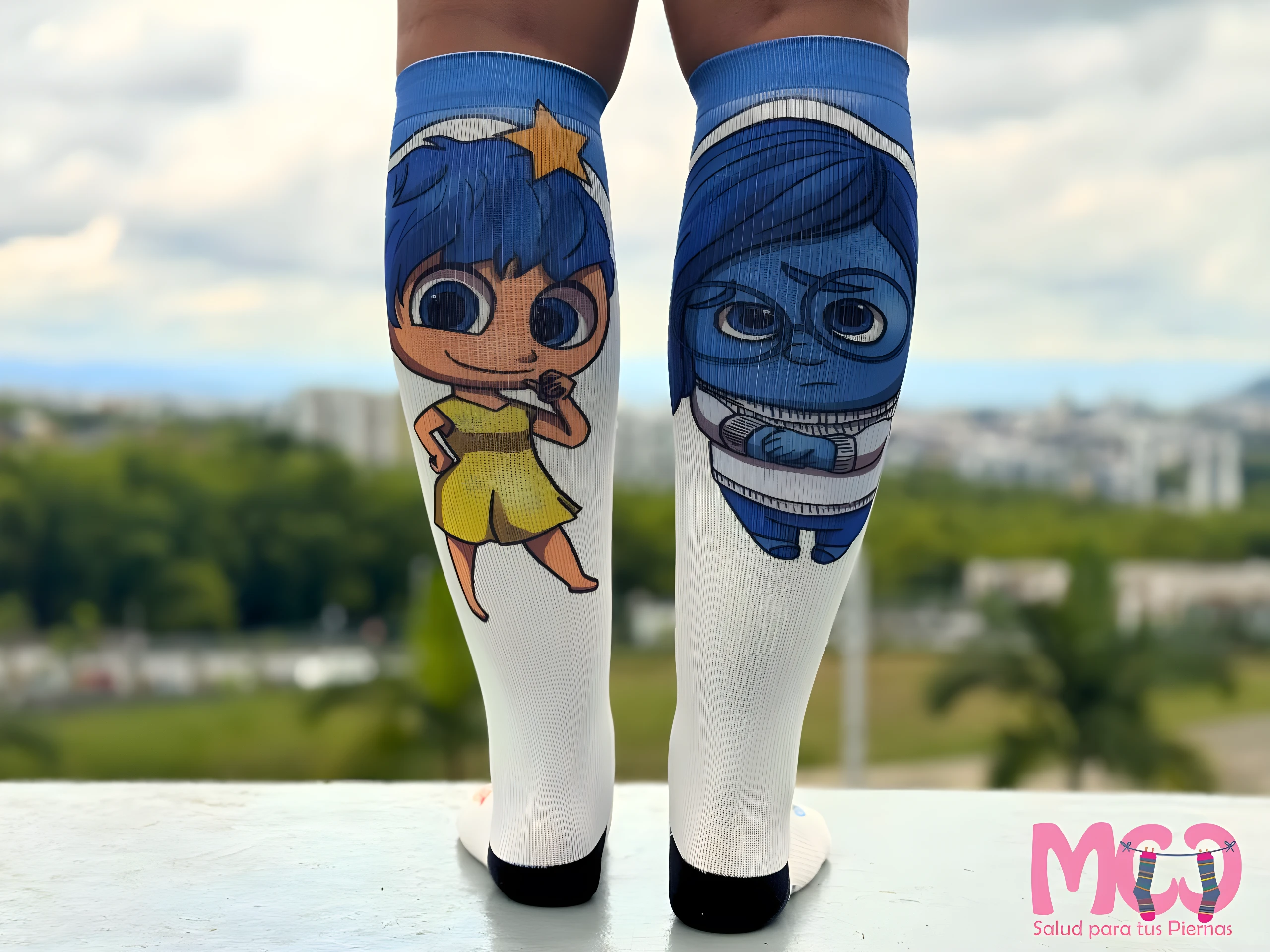 Medias de compresión para mujer con diseño de Joy y Tristeza de Intensamente, hasta la rodilla, blancas y azules.