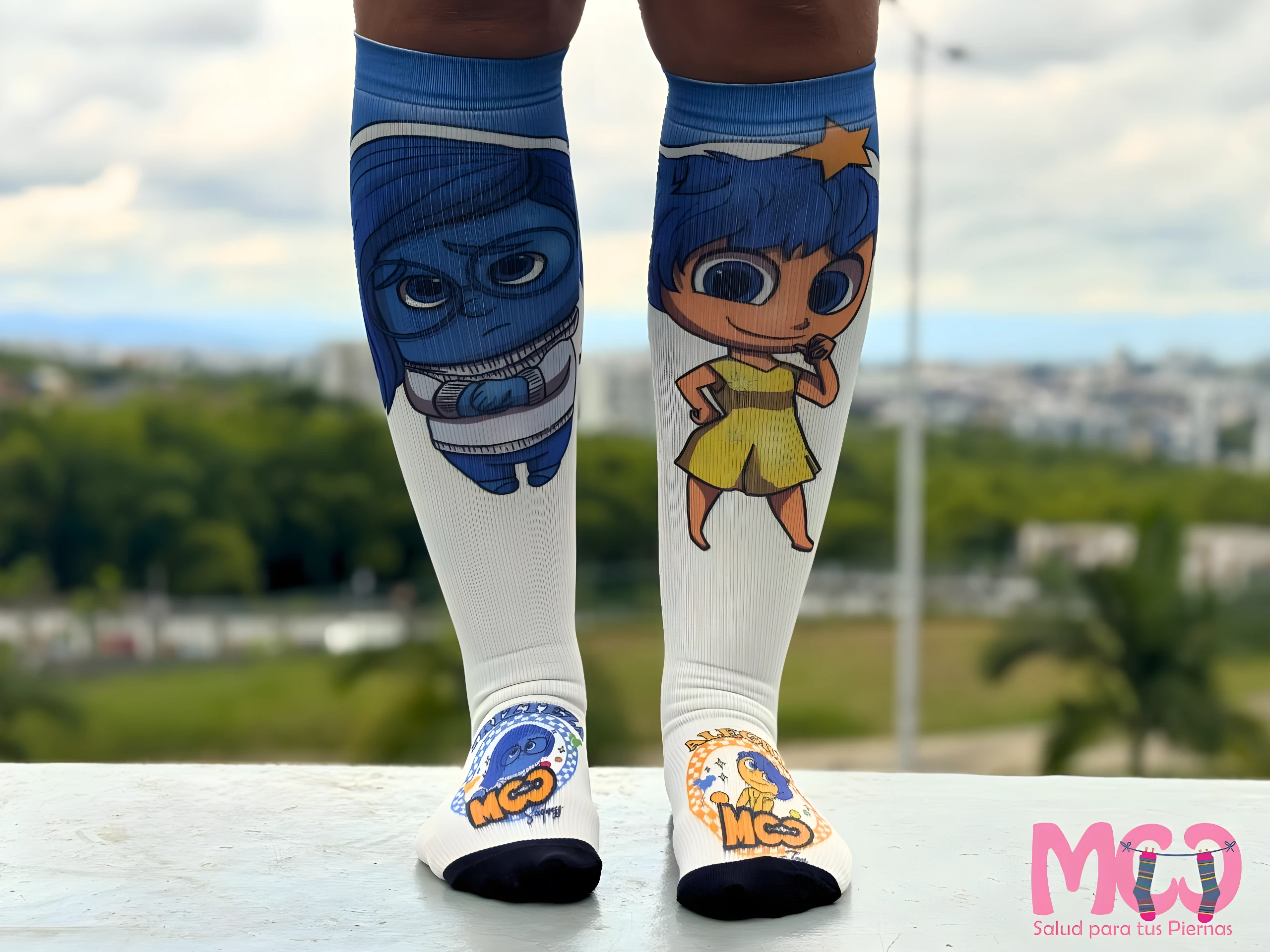 Medias de compresión para adultos con diseño de Intensamente, colores azul y amarillo, hasta la rodilla.