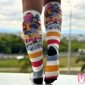 Medias de compresión Alivia piernas cansadas con personajes alegres y rayas multicolores.