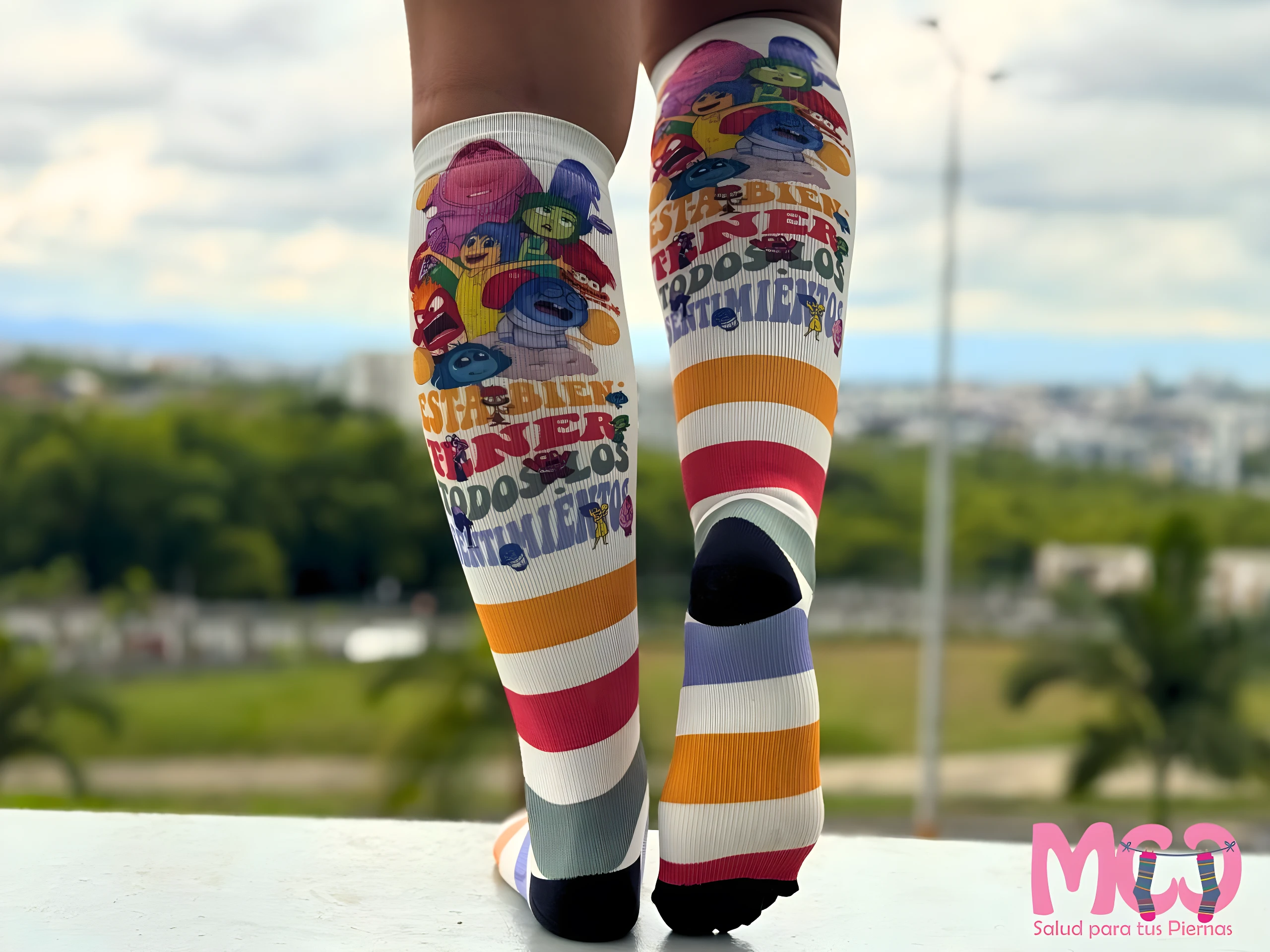 Medias de compresión Alivia piernas cansadas con personajes alegres y rayas multicolores.