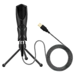 Micrófono condensador negro con trípode y cable USB de patrón zig-zag para podcast y streaming.