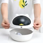 Mini basurera blanca con tapa decorativa de gato negro y amarillo, ideal para escritorio.