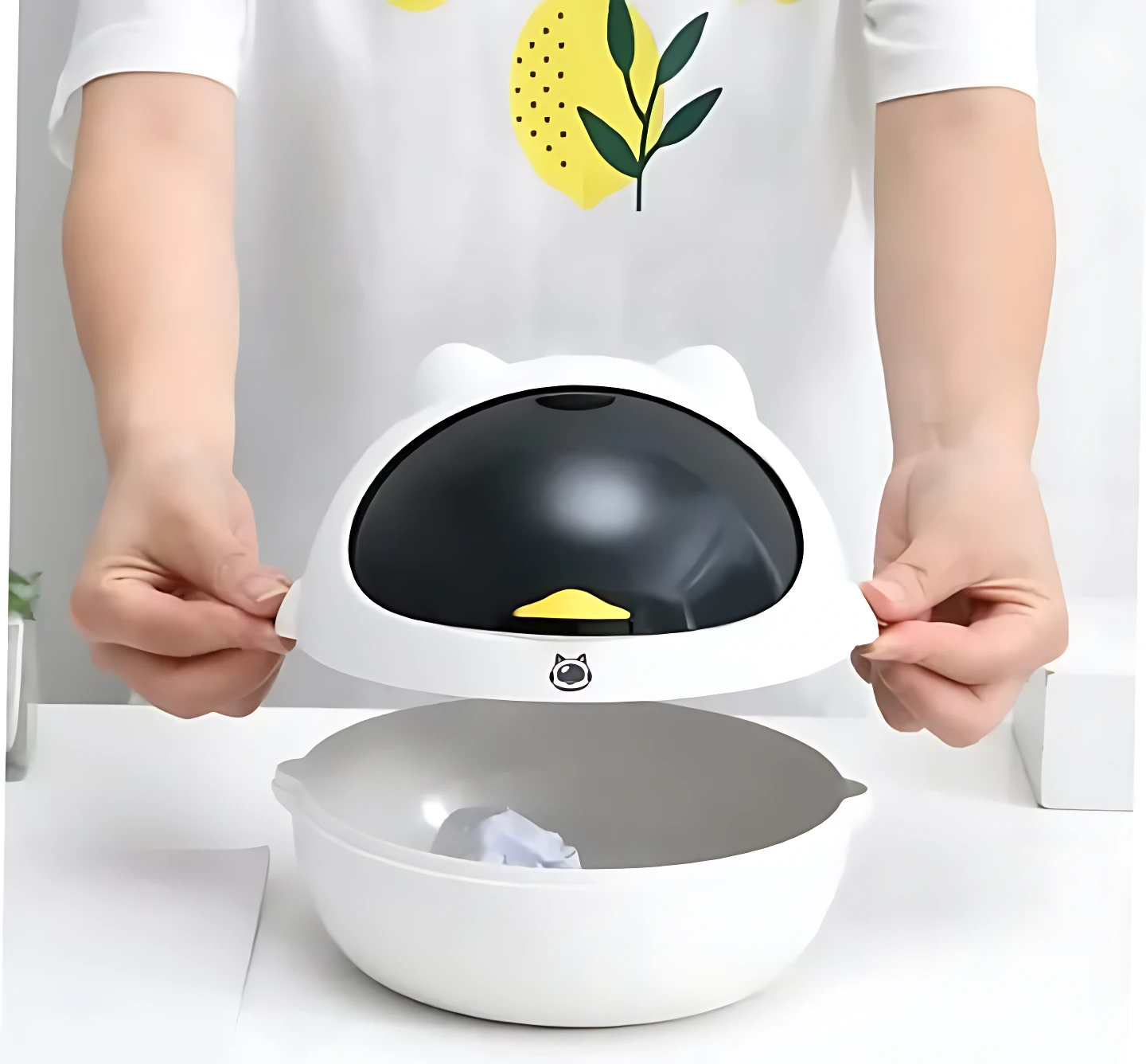 Mini basurera blanca con tapa decorativa de gato negro y amarillo, ideal para escritorio.